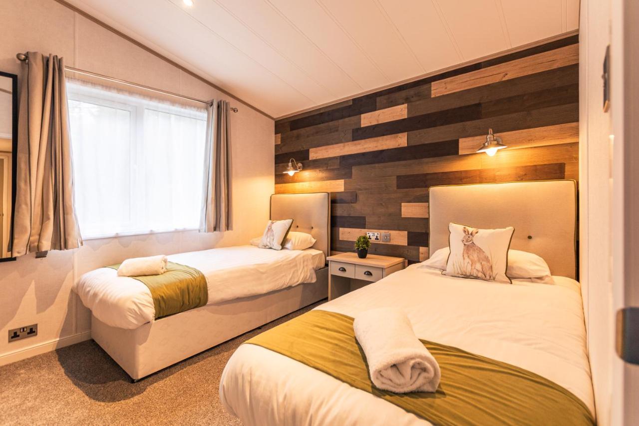 Hemingway With Hot Tub Lodge York